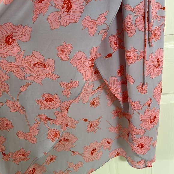 Women’s tropical print lavender and pink high low wrap style dress. NWT Size M. - Picture 4 of 5